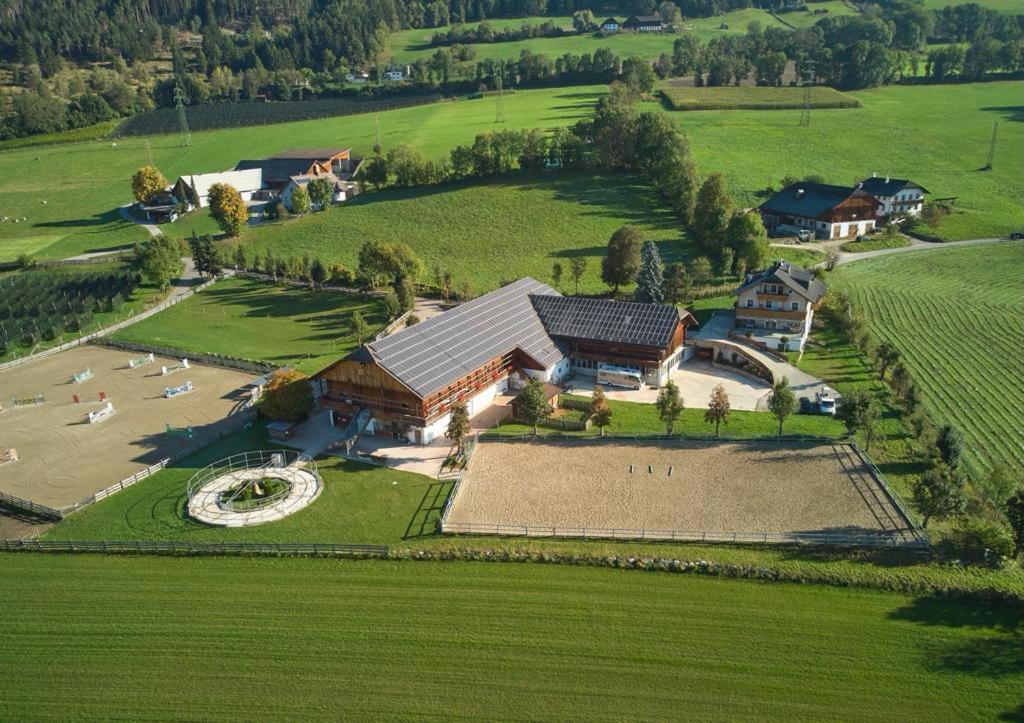 Schoenhuberhof - Panoramalage Daire Brunico Dış mekan fotoğraf